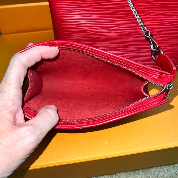 Louis Vuitton Vintage Epi Petit Bucket Bag w/ Pouch PM 2008 - Picture 9 of 13